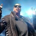 Jay-Z Beraksi di Atas panggung