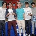 One Direction di Acara Tanda Tangan
