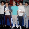 One Direction di Acara Tanda Tangan