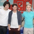 One Direction di Acara Tanda Tangan