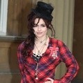 Helena Bonham Carter Berpose dengan Medali 'Commander of The British Empire' di Upacara Pentahbisan