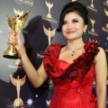 Tina Talisa Sabet Piala PGA Kategori Presenter Talkshow Berita dan Informasi Terbaik