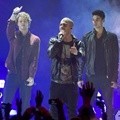 The Wanted Melakukan Pertujukan di Atas Panggung Selama Acara 40 Principales Awards 2011 Berlangsung