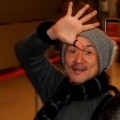 Jacky Cheung Melambaikan Tangan dengan Semangat