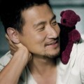 Jacky Cheung Berpose dengan Boneka