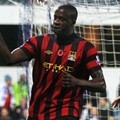 Yaya Toure Merayakan Keberhasilan Mencetak Skor di di Pertandingan UEFA Liga Premier Grup A