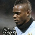 Mario Balotelli dengan Kaus Tangan Bergambar Tengkorak