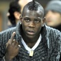 Mario Balotelli Tampil Keren dengan Jas Rajut