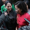 Meriam Bellina dan Pengacaranya Dwi Ria Latifa Tiba di Polda Metro Jaya