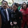 Meriam Bellina dan Pengacaranya Dwi Ria Latifa Beserta Tim Kuasa Hukumnya Tiba di Polda Metro Jaya