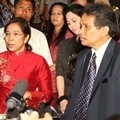 Pengacara Dwi Ria Latifa, Meriam Bellina dan Tim Kuasa Hukumnya Saat Keluar Dari Polda Metro Jaya