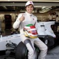 Sergio Perez Berpose dengan Mobil dan Helmnya