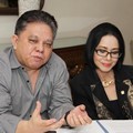 Poppy Dharsono dan Derek Manangka Saat Jumpa Pers di Hotel Mahakam