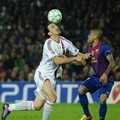 Zlatan Ibrahimovic Mengambil Bola dari Dani Alves di Liga Champions