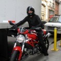 Orlando Bloom Mengendarai Ducati