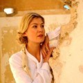 Rosamund Pike menjadi Gudrun Brangwen di 'Women in Love'
