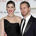 Anne Hathaway dan Adam Shulman Hadir di Kennedy Center Honors 2011