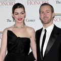 Anne Hathaway dan Adam Shulman Hadir di Kennedy Center Honors 2011