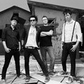 Sum 41 dengan Konsep Foto Hitam Putih