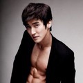 Choi Siwon Bergaya dengan Perut Sicpack