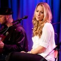 Colbie Caillat Saat Tampil di Grammy Museum