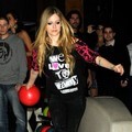 Avril Lavigne Bermain Bowling dalam Acara Picksie 2.0 Launch Party