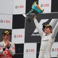 Jenson Button dan Nico Rosberg di Podium GP F1 China 2012