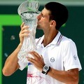 Novak Djokovic Mencium Piala di Kejuaraan Sony Ericsson Open