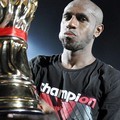 Boaz Solossa Memegang Piala