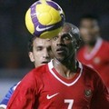 Boaz Solossa Menyundul Bola Saat Membela Timnas U-21