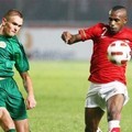 Boaz Solossa Berduel dengan Pemain Asing Saat Membela Timnas