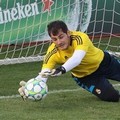 Penjaga Gawang Real Madrid, Iker Casillas Berusaha Menangkap Bola
