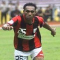 Aksi Titus Bonai Saat Membela Persipura Jayapura