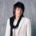 Jiro Wang Bergaya dengan Setelan Jas Putih