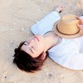 Seo In Guk Diantara Hamparan Pasir Pantai