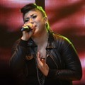 Regina di Panggung Spektakuler Show 2 'Indonesian Idol' 2012
