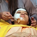 Okie Agustina Mencoba Terapi Kecantikan dengan Serbuk Berlian
