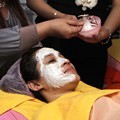 Okie Agustina Mencoba Terapi Kecantikan dengan Serbuk Berlian