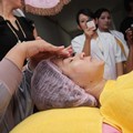 Okie Agustina Mencoba Terapi Kecantikan dengan Serbuk Berlian