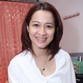 Okie Agustina Mencoba Terapi Kecantikan dengan Serbuk Berlian