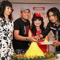 Pemotongan Tumpeng oleh Setia Band