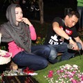 Anang Hermansyah Menuangkan Air di Makam Ayah Ashanty