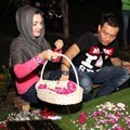 Anang Hermansyah Menuangkan Air di Makam Ayah Ashanty