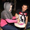 Ashanty dan Anang Hermansyah Menaburkan Bunga