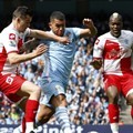 Carlos Tevez Dihadang Joey Barton dan Djibril Cisse dari Queens Park Rangers