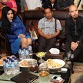 Syahrini dan Ahmad Dhani Berbincang dengan Wakil Ketua DPR