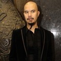 Ahmad Dhani Tampil Serba Hitam