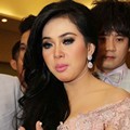Syahrini Memamerkan Karya Hengky Bertema 'Secret Garden'