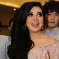 Syahrini Memamerkan Karya Hengky Bertema 'Secret Garden'