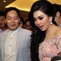 Syahrini Bersama Hengky Kawilarang